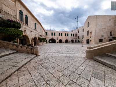 ...che ci conduce all�interno di un grande cortile da cui si diramano tutti gli accessi alle stanze del castello